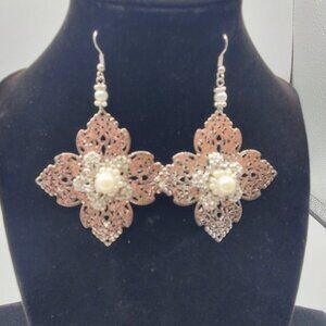 NWOT FILIGREE FLORAL SHAPED EARRINGS with PEARL ACCENTS